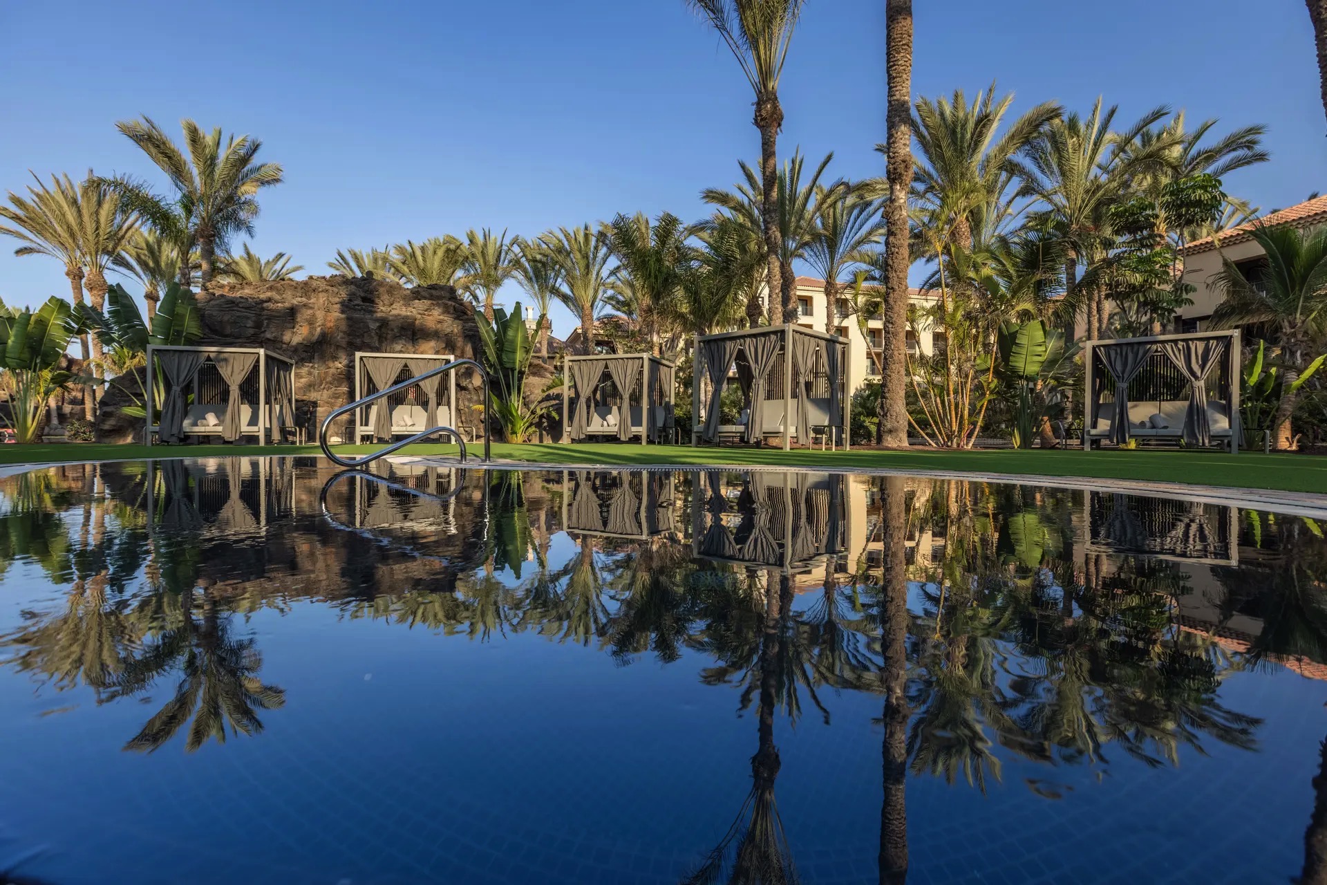 photos hotel lopesan costa meloneras sunbed area