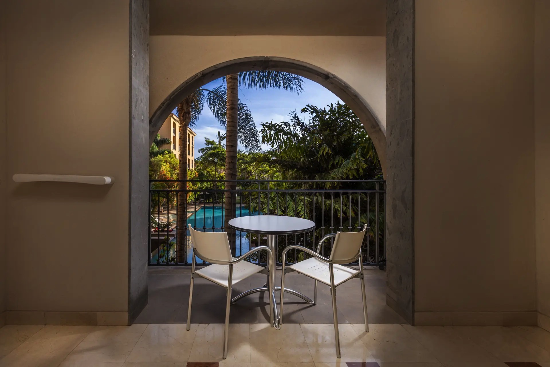 terraza habitación deluxe adaptada resort lopesan costa meloneras