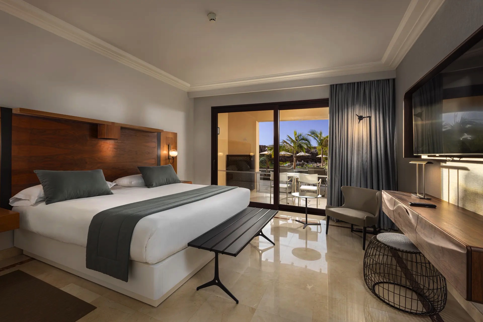 bed lopesan costa meloneras resort & spa premium pool room