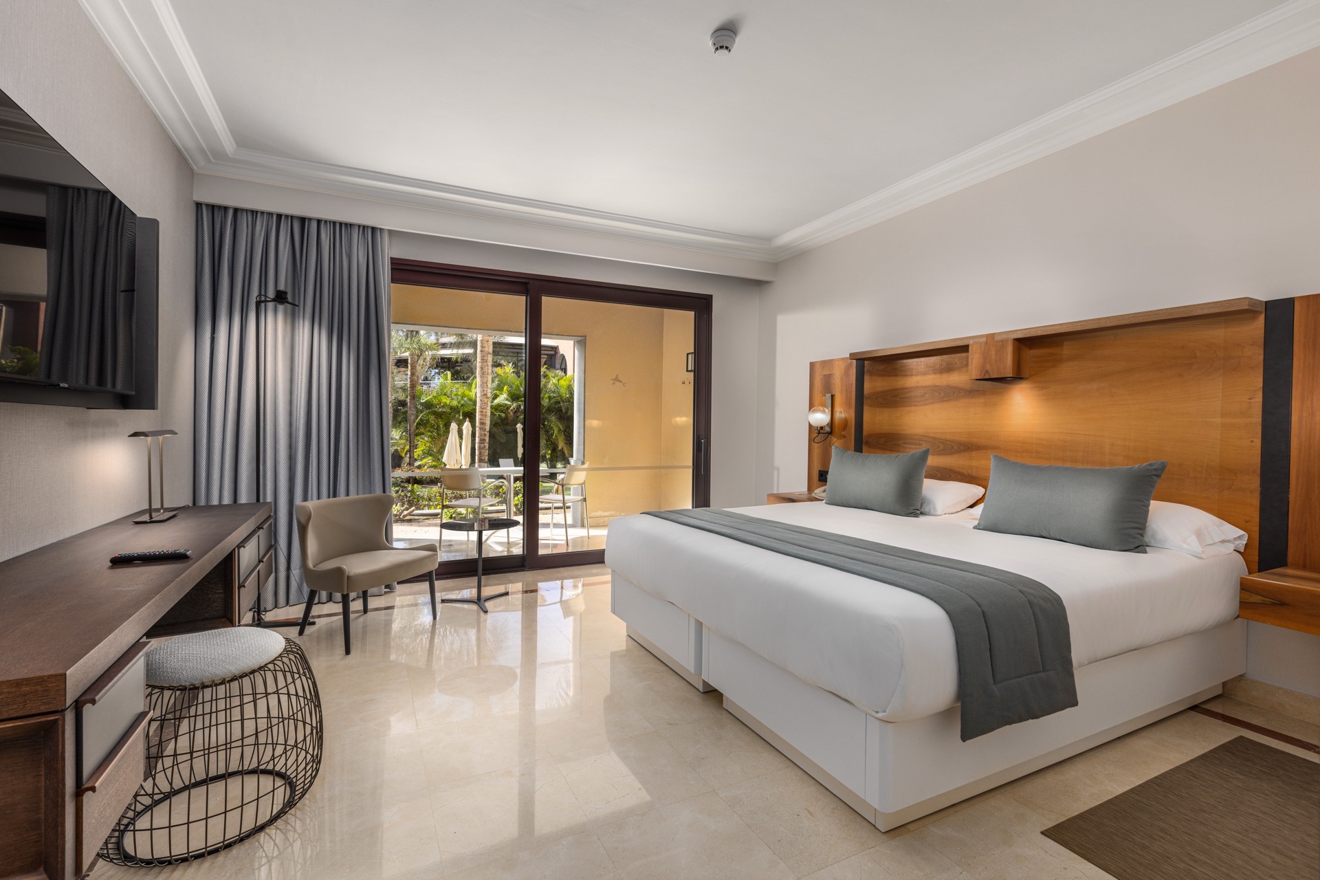 cama habitación unique deluxe adaptada lopesan costa meloneras resort & spa