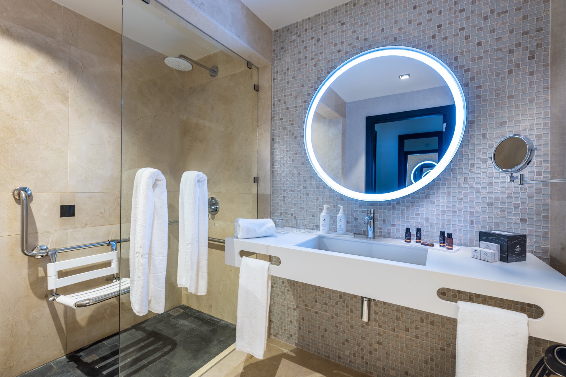 baño habitación unique deluxe adaptada resort lopesan costa meloneras