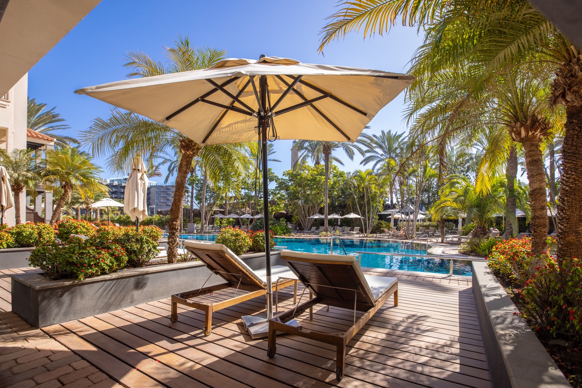 terraza habitación unique premium pool resort lopesan costa meloneras