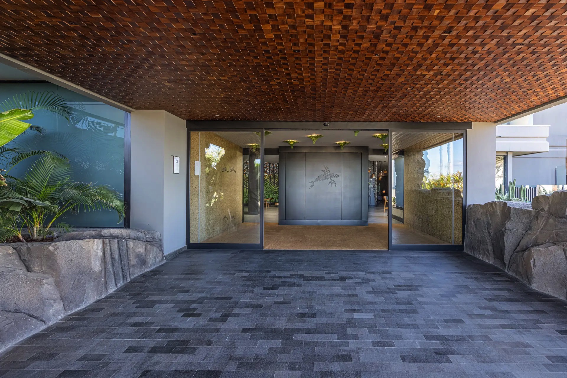 fotografía entrada hotel faro lopesan collection