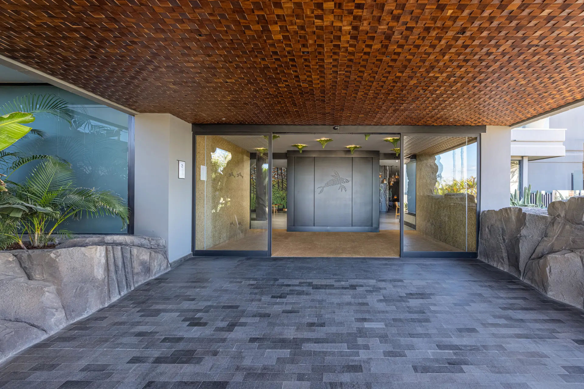 fotografie eingang hotel faro lopesan collection