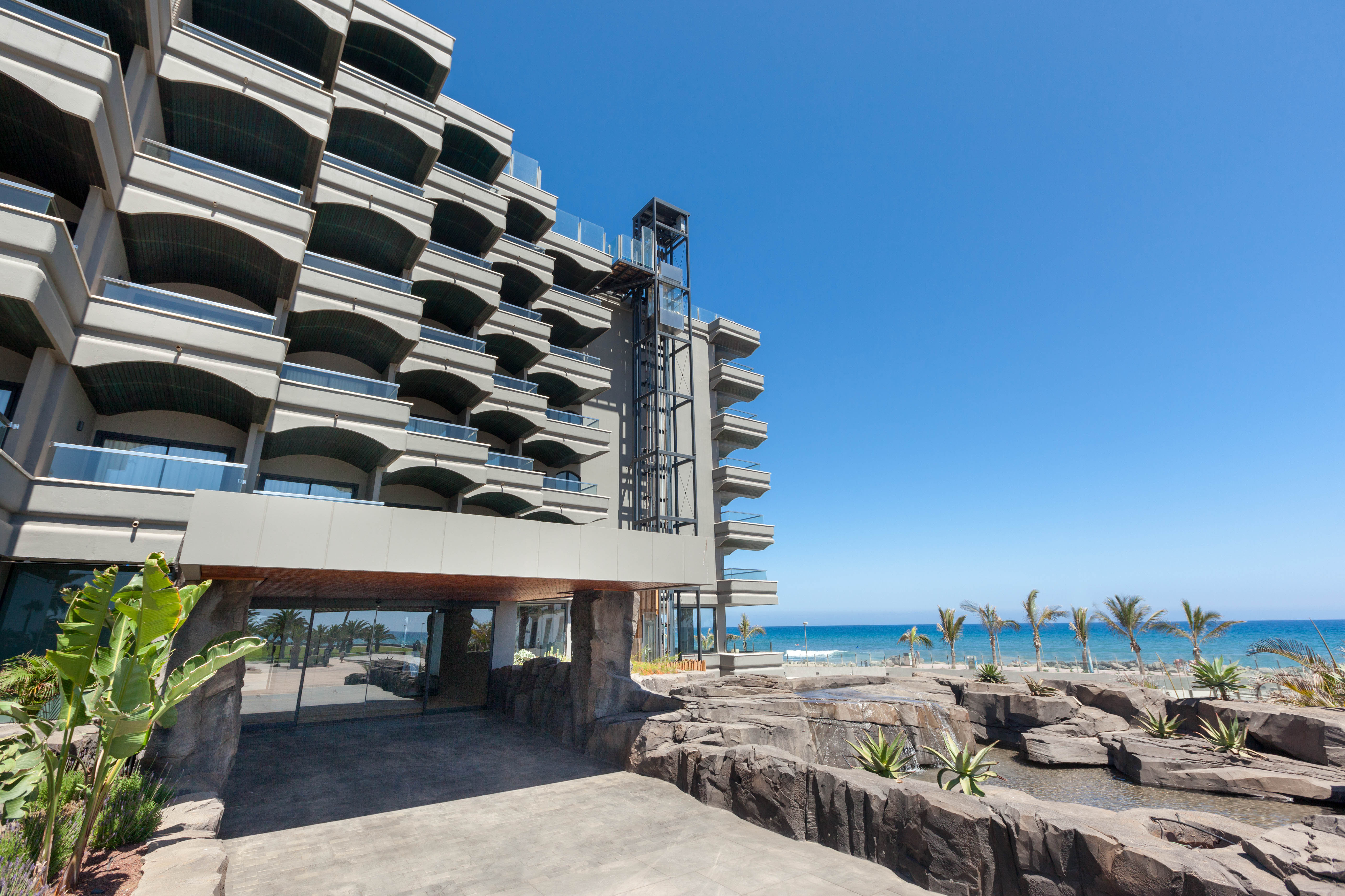 fotos entrada hotel faro lopesan collection