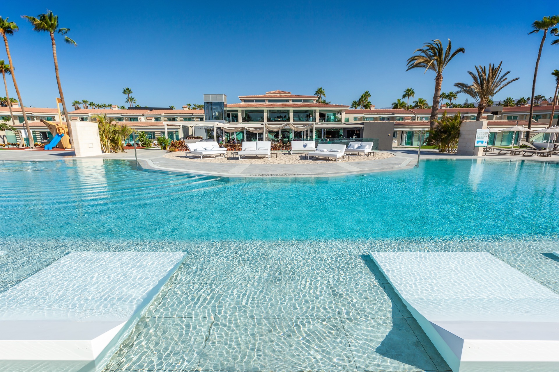 fotos piscina hotel kumara serenoa