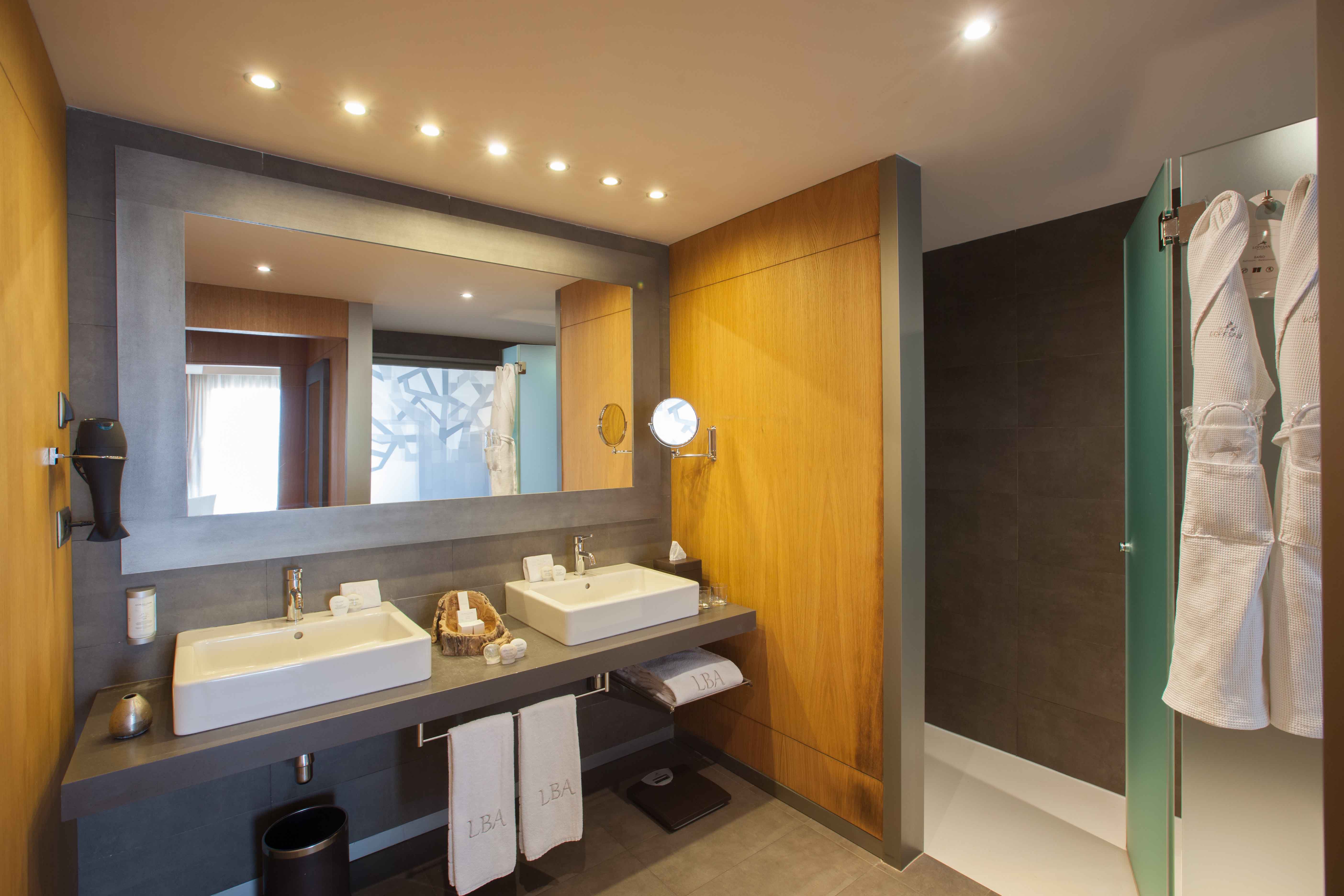 bathroom junior suite lopesan baobab resort