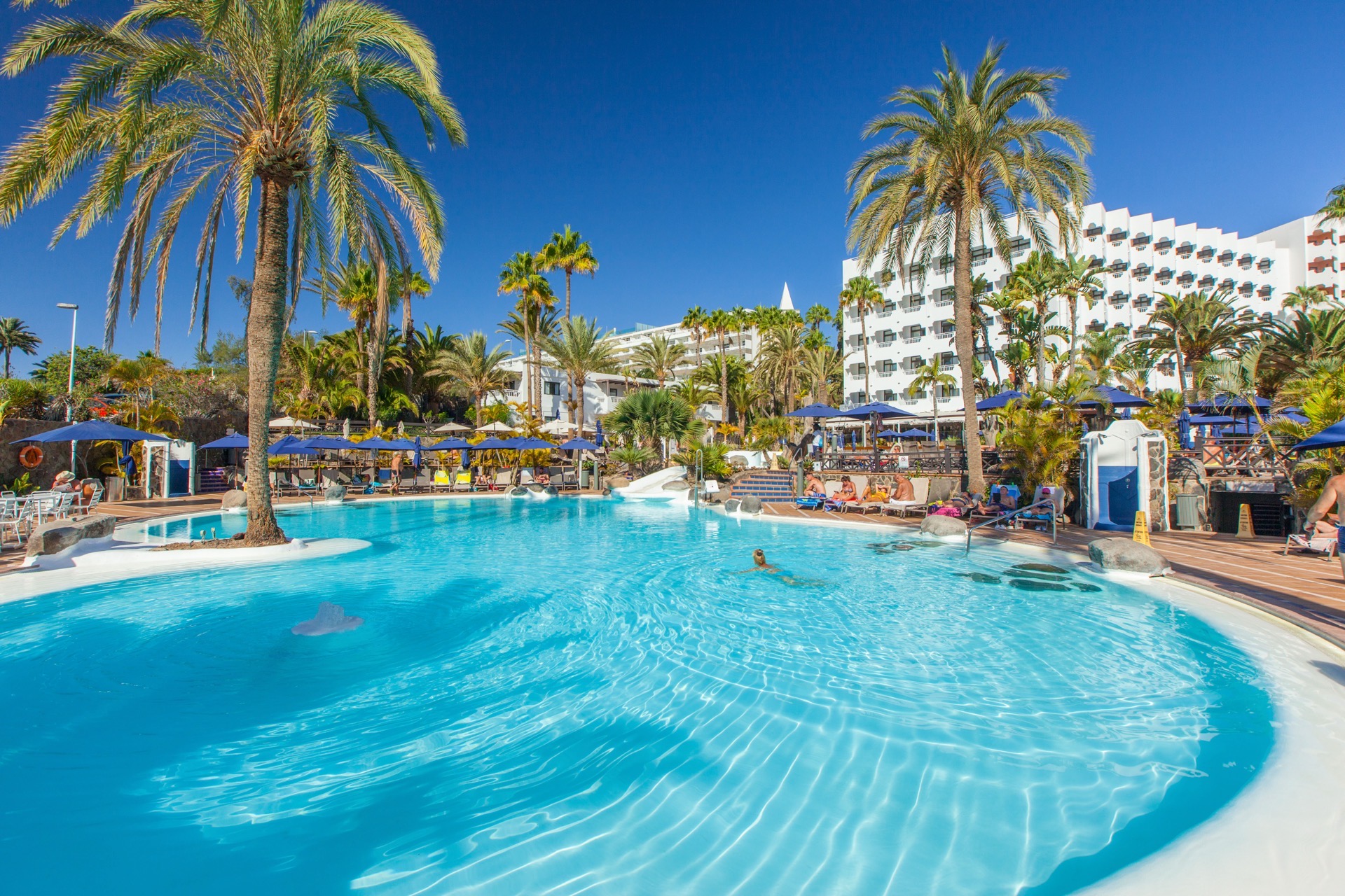zona piscina marina corallium beach by lopesan hotels