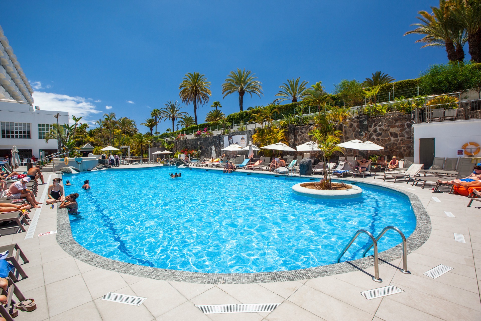 foto piscina principal hotel abora catarina