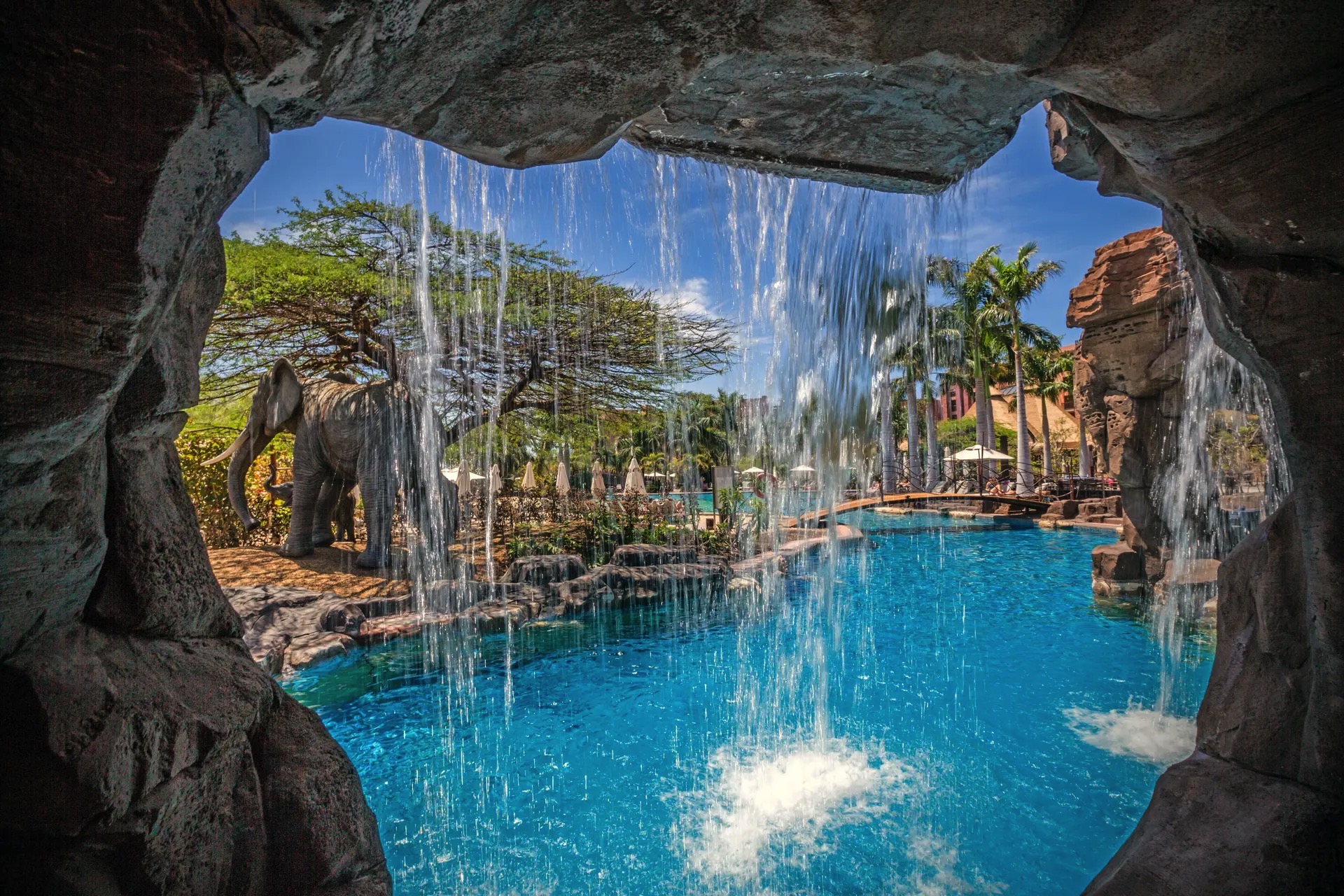 cascadas en las piscinas lopesan baobab resort