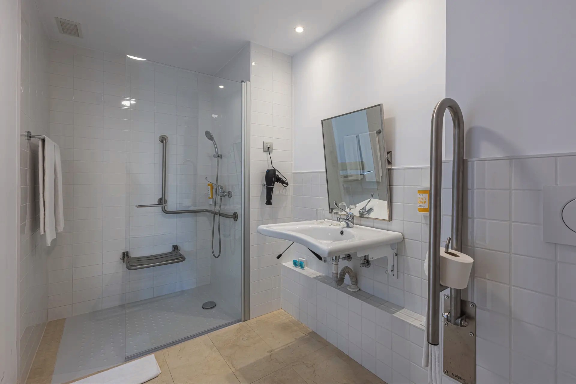 baño habitación double standard adaptada hotel abora catarina