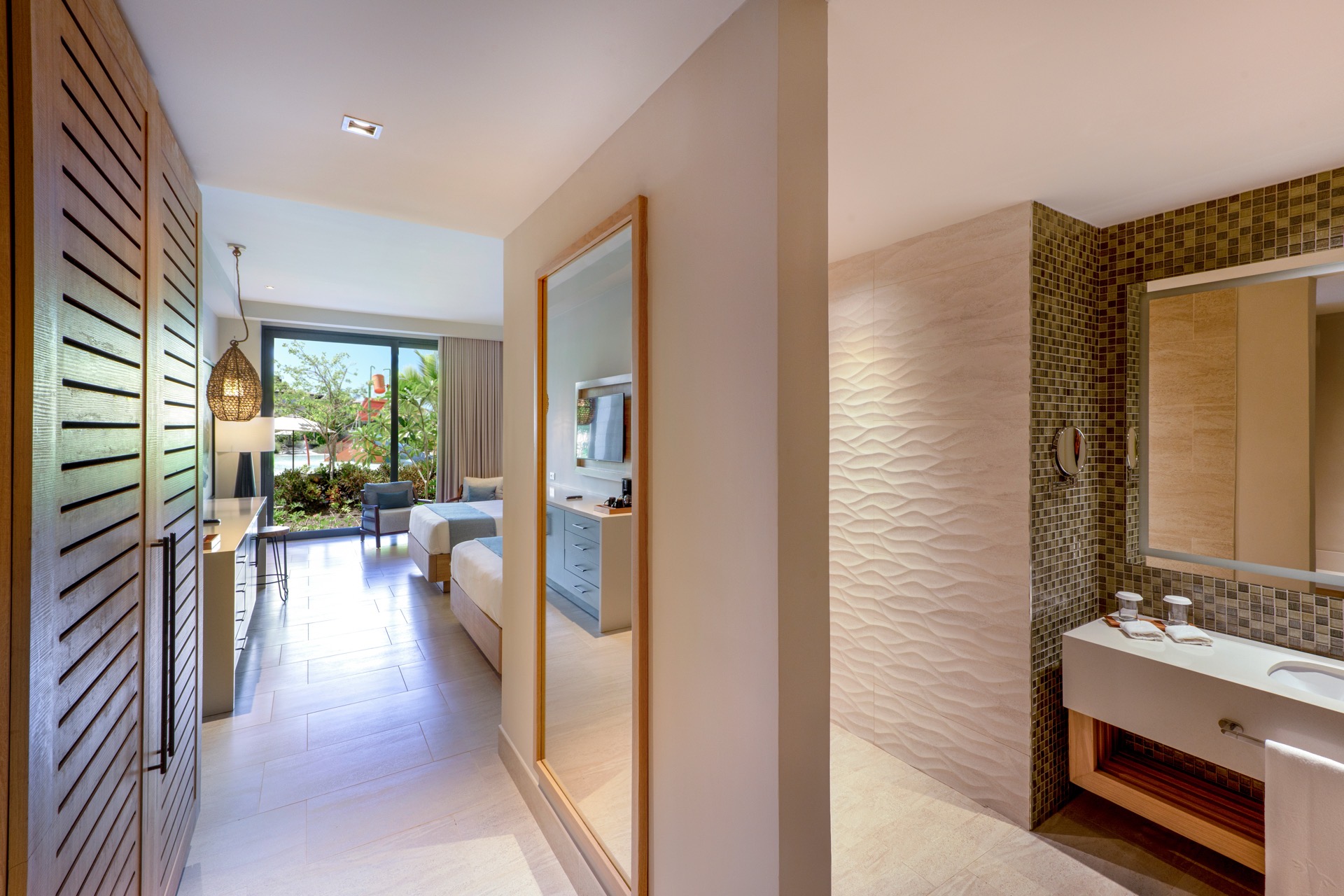 fotos habitaciones lopesan costa bavaro resort queen handicap junior suite