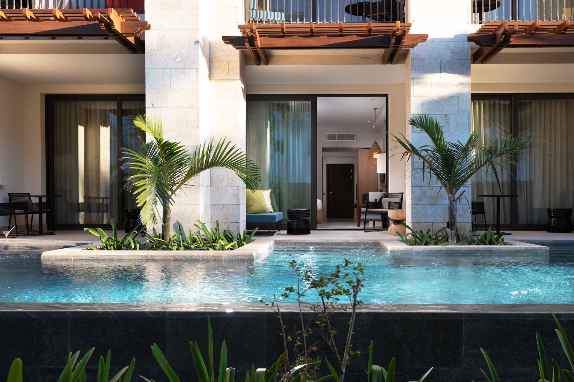 fotos terraza habitaciones lopesan costa bavaro resort queen swim up junior suite