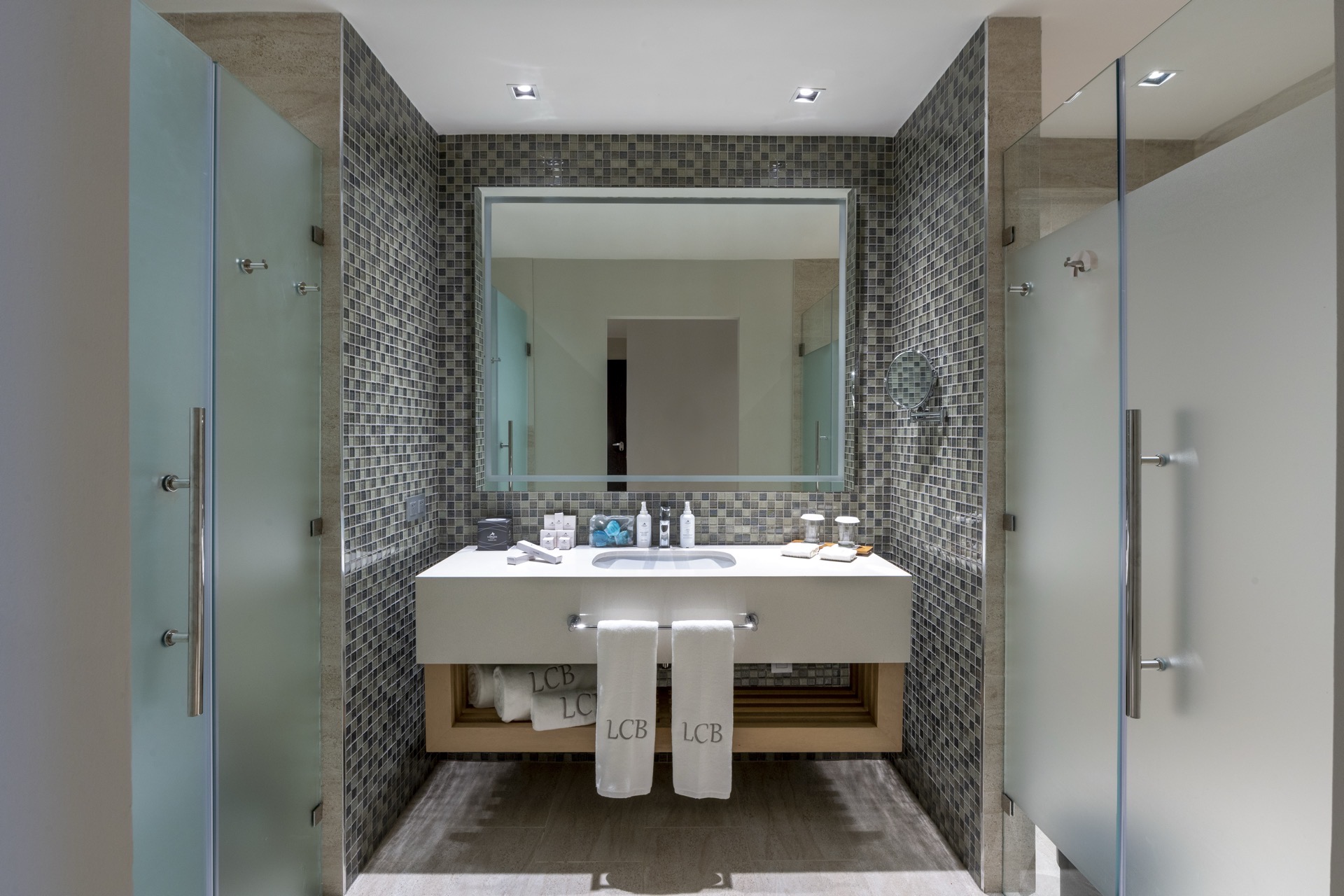 fotos baño habitaciones lopesan costa bavaro unique king ocean