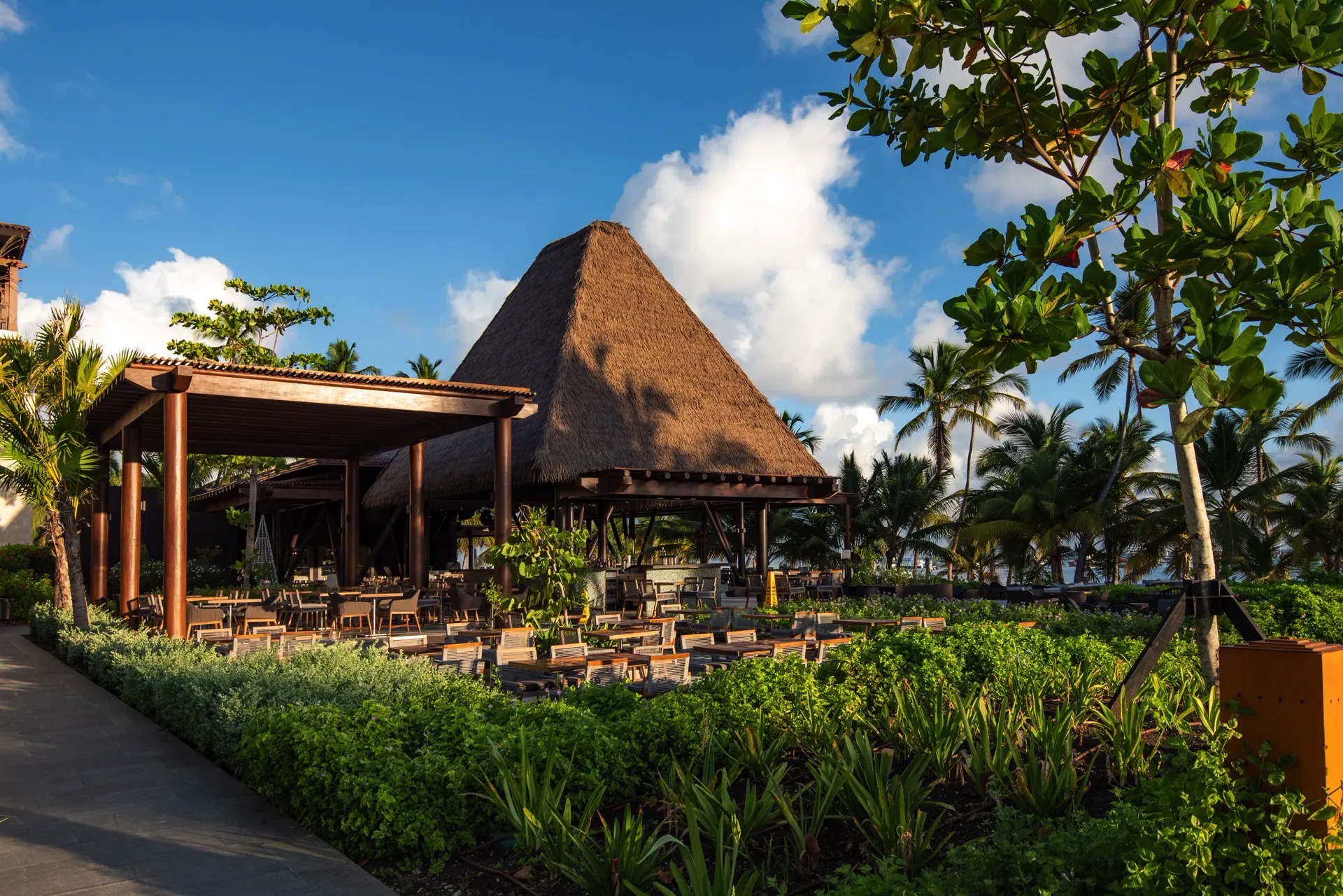 bar piscina lopesan costa bávaro resort spa & casino unique beach