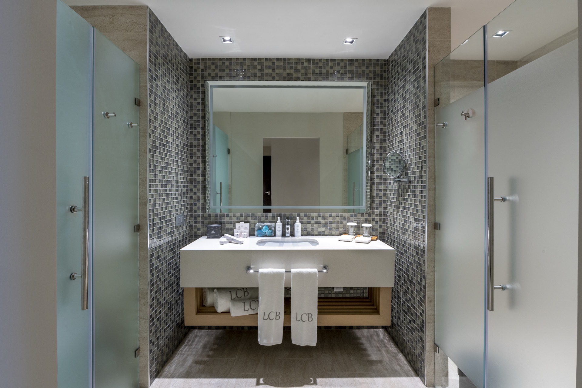 baño unique queen swim up junior suite resort lopesan costa bavaro