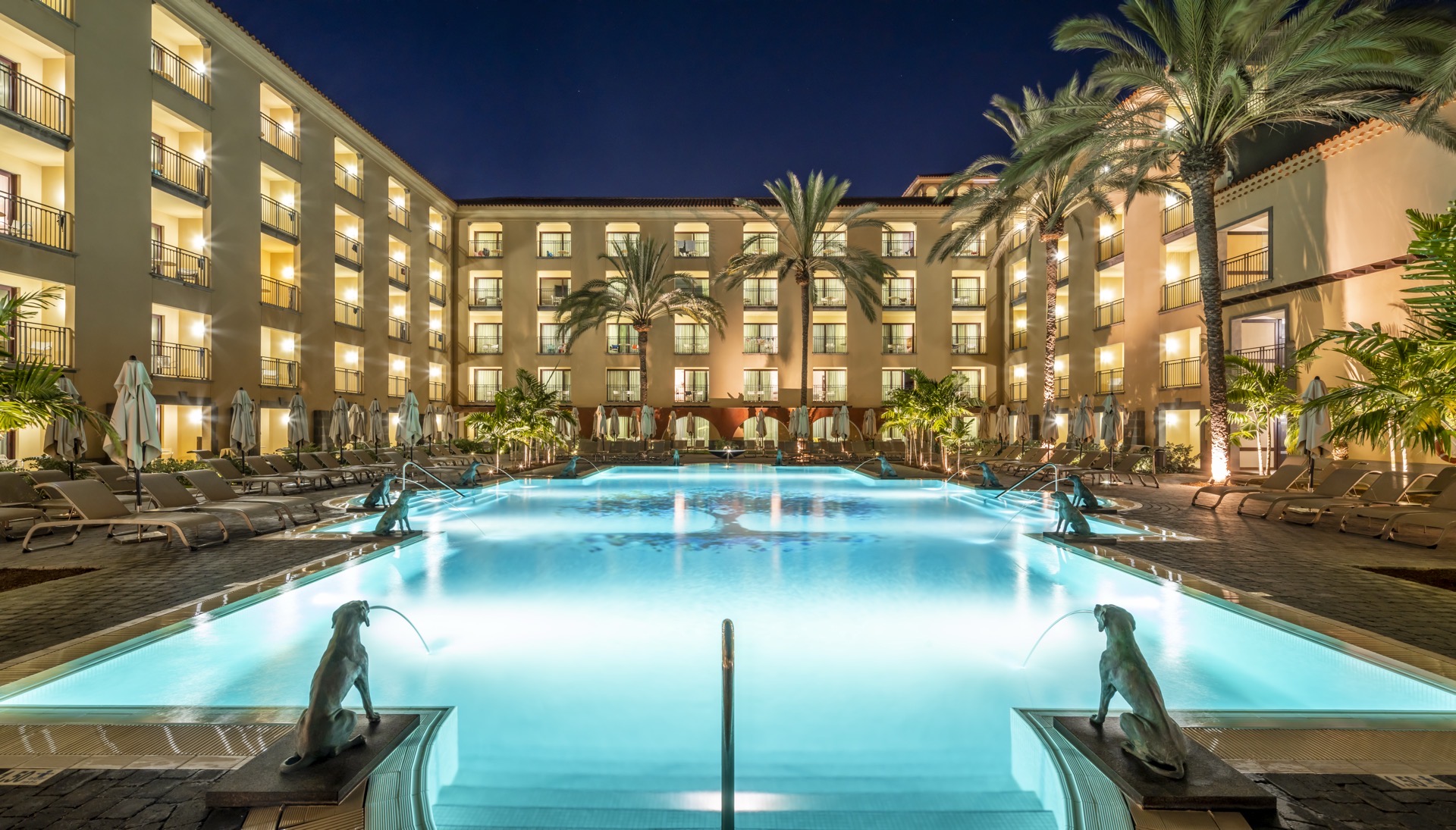 lopesan costa meloneras resort & spa baum des lebens nachtpool