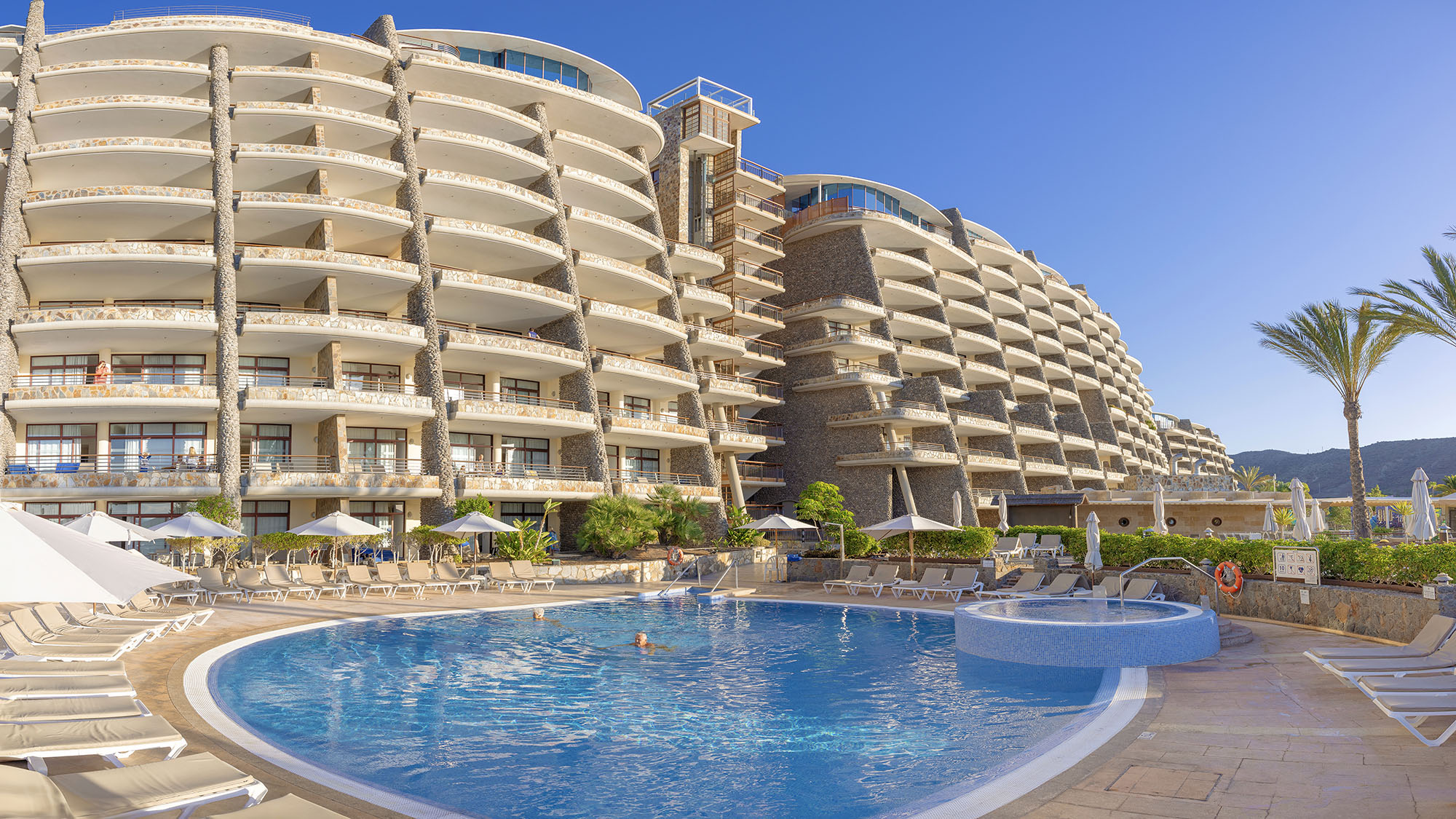 Außenpool mit Blick auf die Anfi del Mar Resorts
