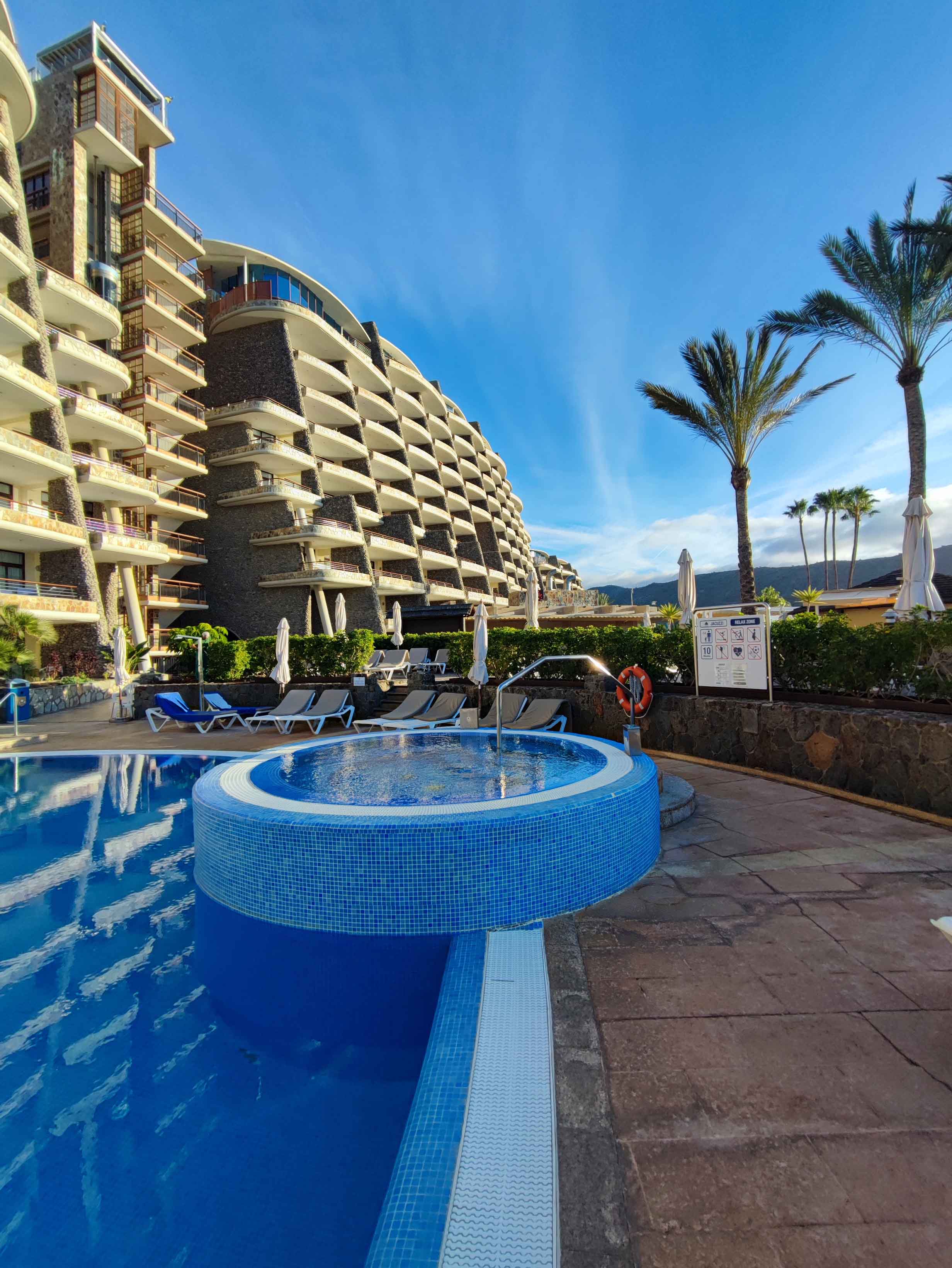 Außenwhirlpool mit Meerblick im Anfi del Mar Resorts