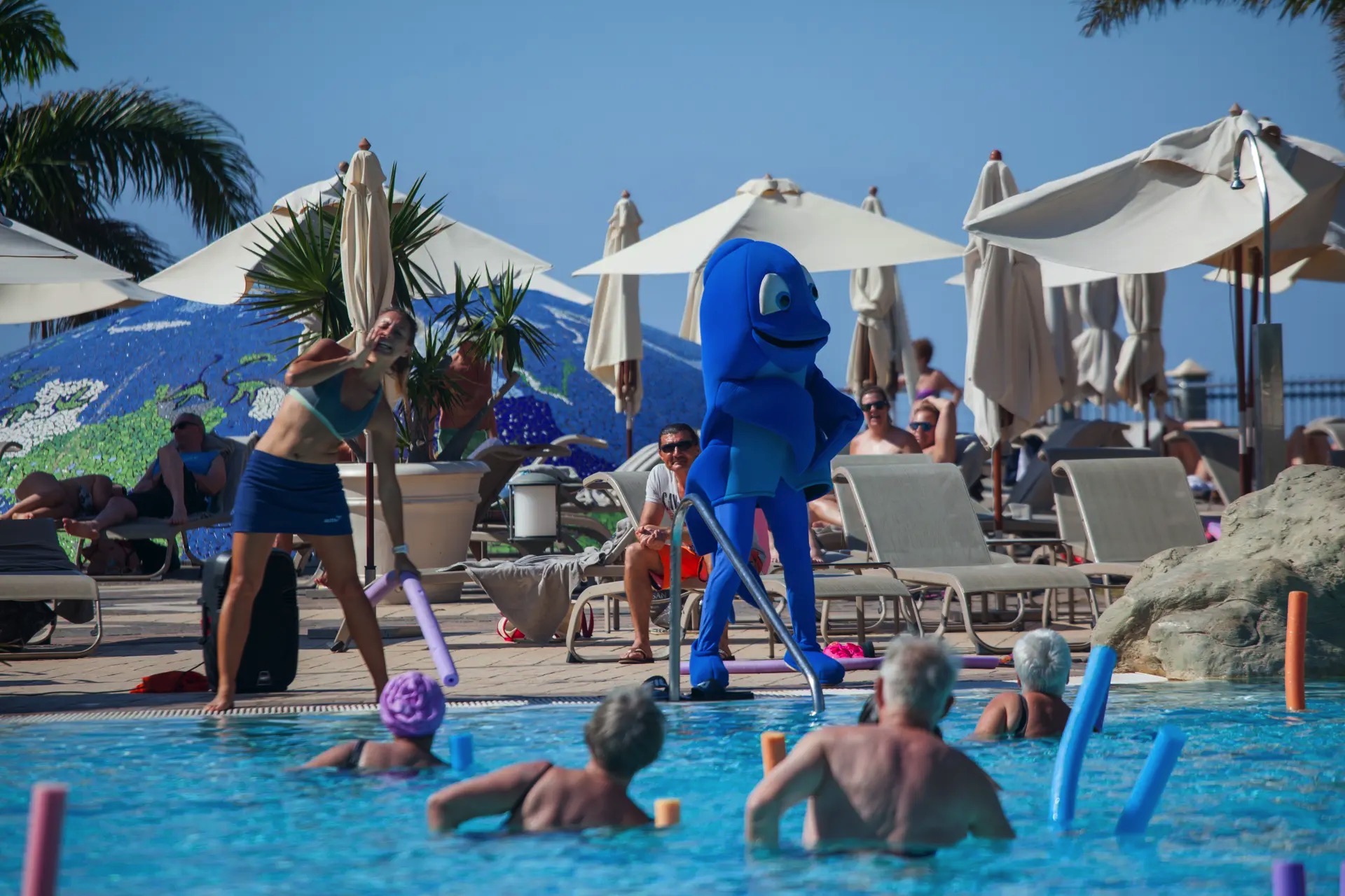 fotos animacion piscina hotel lopesan villa del conde