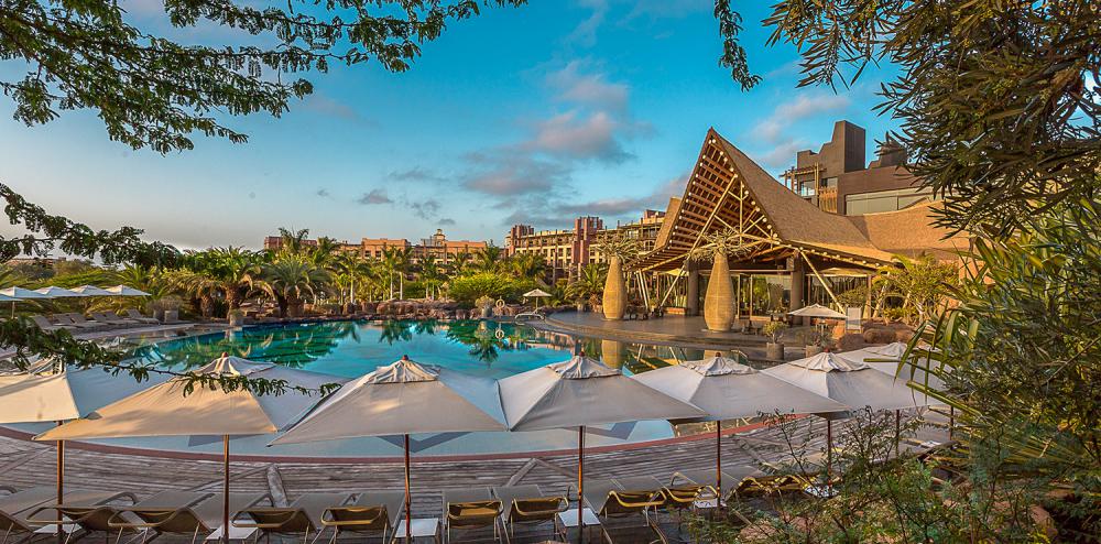 	Imagen lateral de la piscina volcán del hotel Lopesan Baobab Resort	